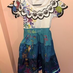 bought at spirit halloween, it is 2T